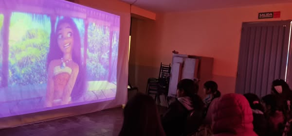 IGLESIA: La Municipalidad de Iglesia llevó el cine a Angualasto